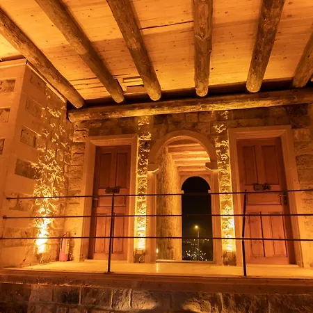 Couette-café Atax Cave House *