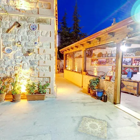 Couette-café Atax Cave House