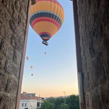 Couette-café Atax Cave House *