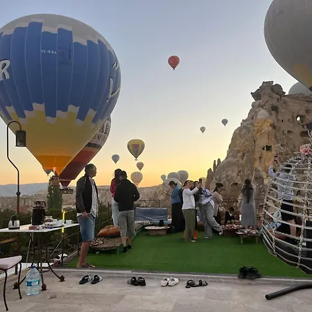 Couette-café Atax Cave House *