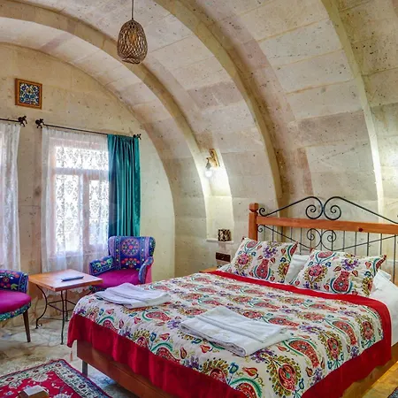 Couette-café Atax Cave House *